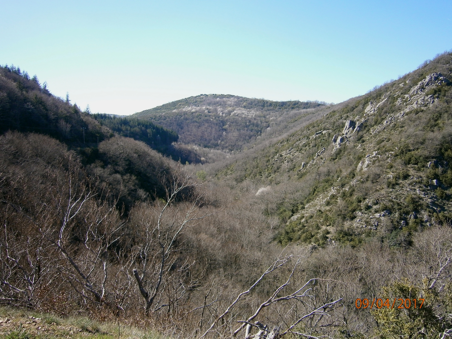 après le hameau de Labiras la vallée se resserre encore et la route commence à s'incliner. On approche de Mélagues