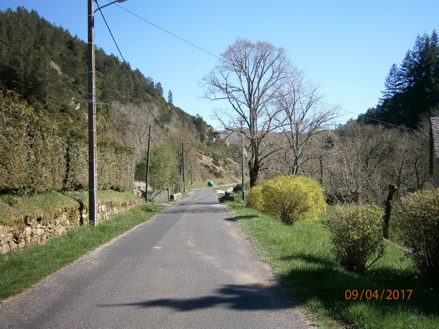 A la sortie du village la route se cabre un peu plus pour la dernière marche avant le col.