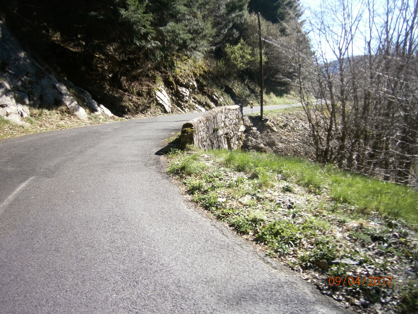 Le vent et la pente me font monter la chaine sur le 38x26 pour continuer entre 9 et 10km/h sauf quant les arbres me parent du vent où là d'un coup le compteur bondi sans faire d'effort à 12km/h