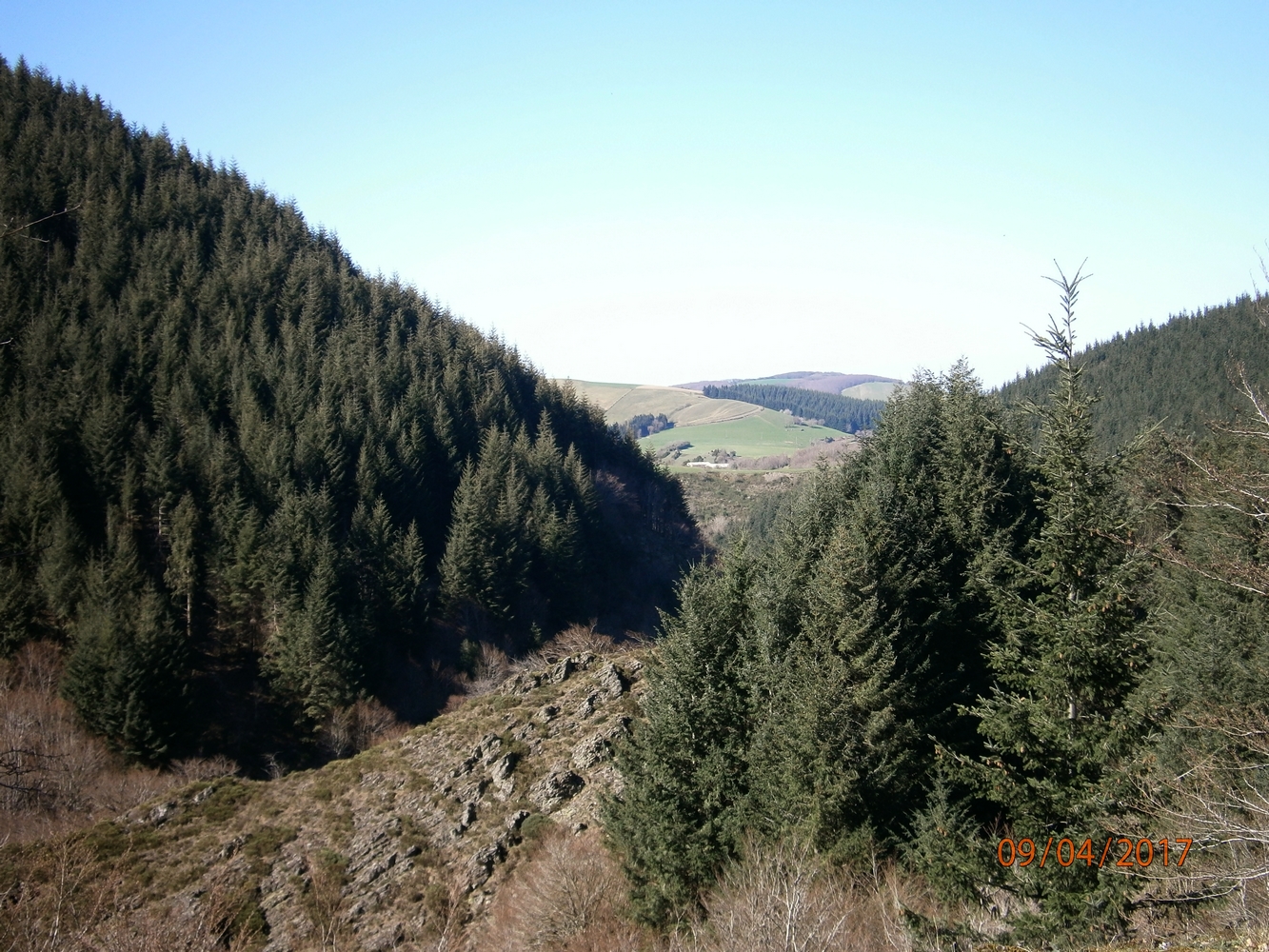 La vallée est très sauvage et je continu de progresser vers le col. Les 500 dernier mètres sont autour de 10% mais bien à l'abri du vent ce qui fait qu'ils me paraissent moins raide .