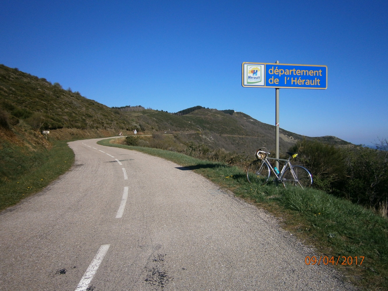 Voila le col de la Font marque l'extrémité méridionale de ma sortie. La route continue, descendant vers Graissessac l'ancienne cité minière.