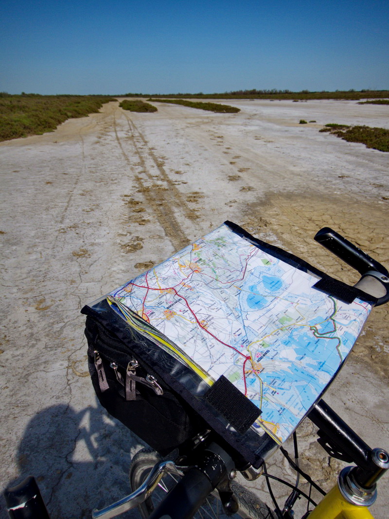 Je roule sur l'étang desséché, dans les traces d'une moto (qui ont un peu tassé le sable)