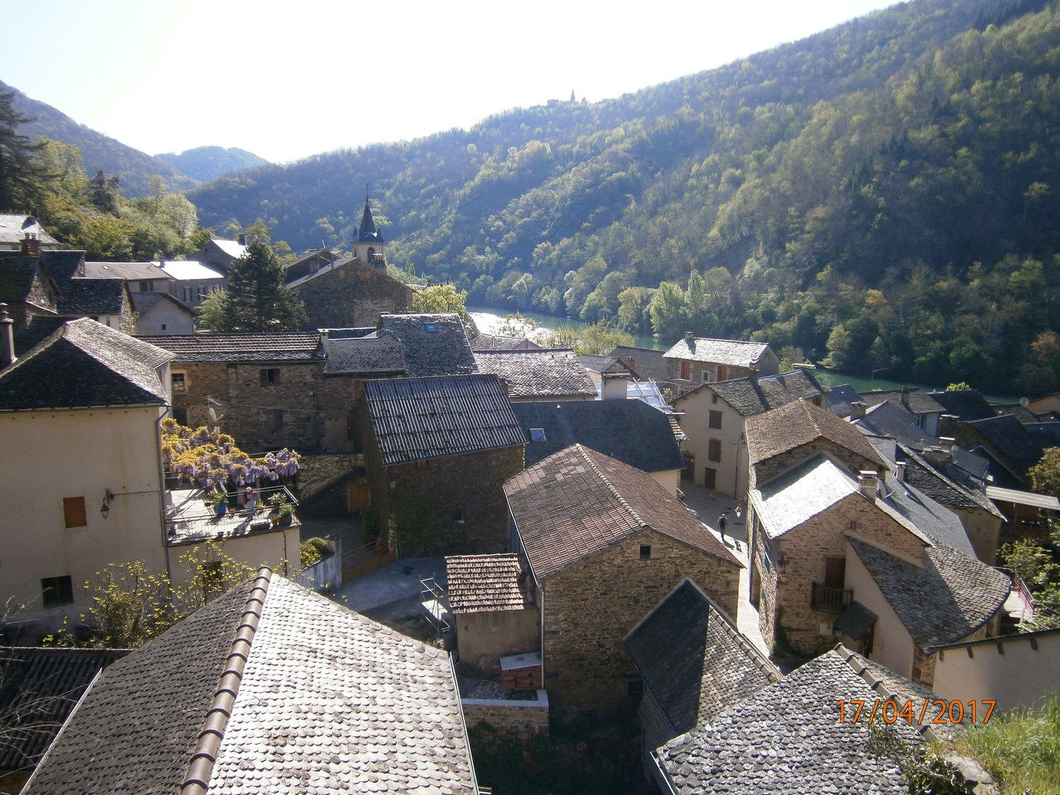 Le pittoresque village du Truel au bord du Tarn dont les eaux sont assagie par le barrage de la Jourdanie