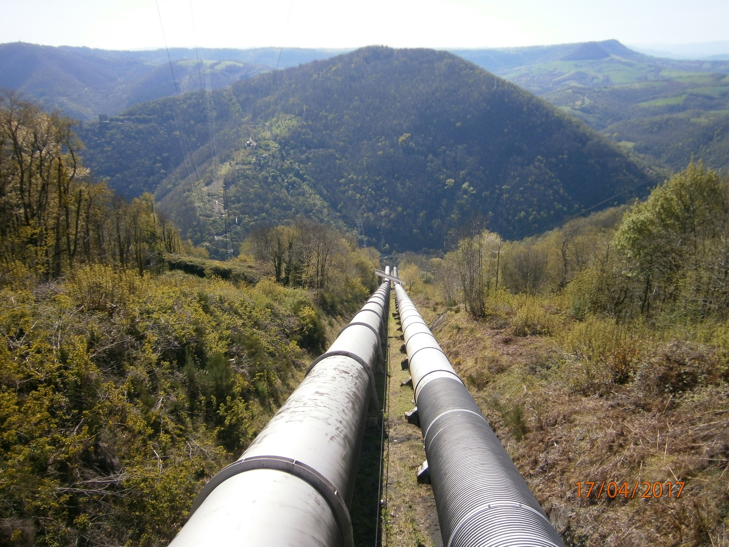 Les conduites forcées qui plongent vers l'usine du Pouget située à un kilomètre du Truel