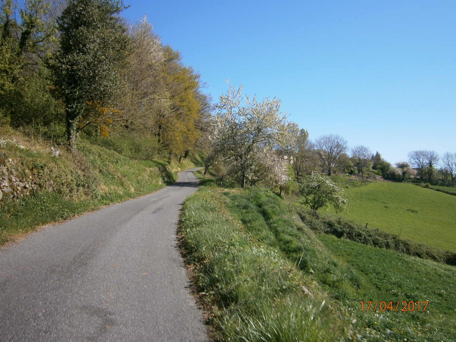 Allé on y est et pour vous remercier la route vous offre sitôt le panneau passé un dernier raidillon à 12 ou 13% qui se termine sur la place du village.