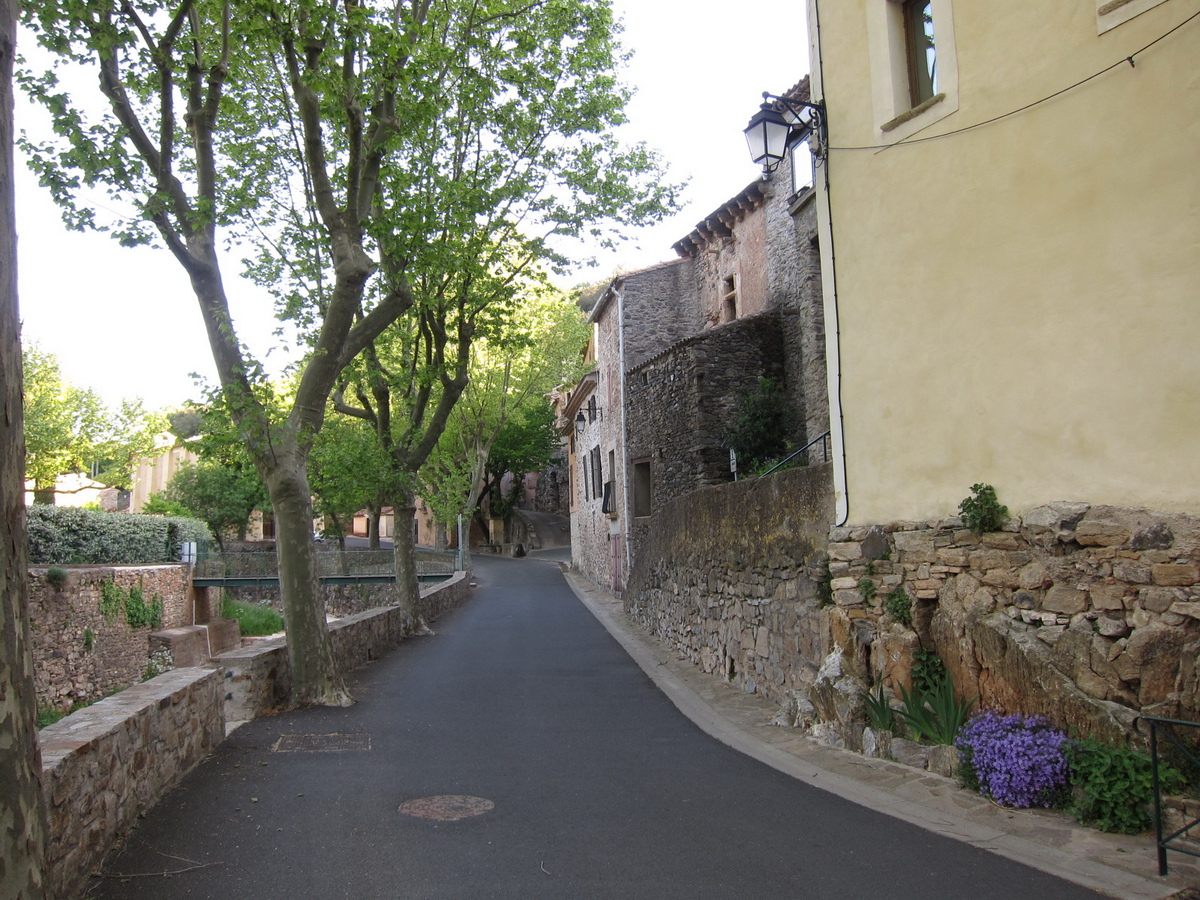 La grande route qui traverse Pézènes-les Mines. Comme je les aime