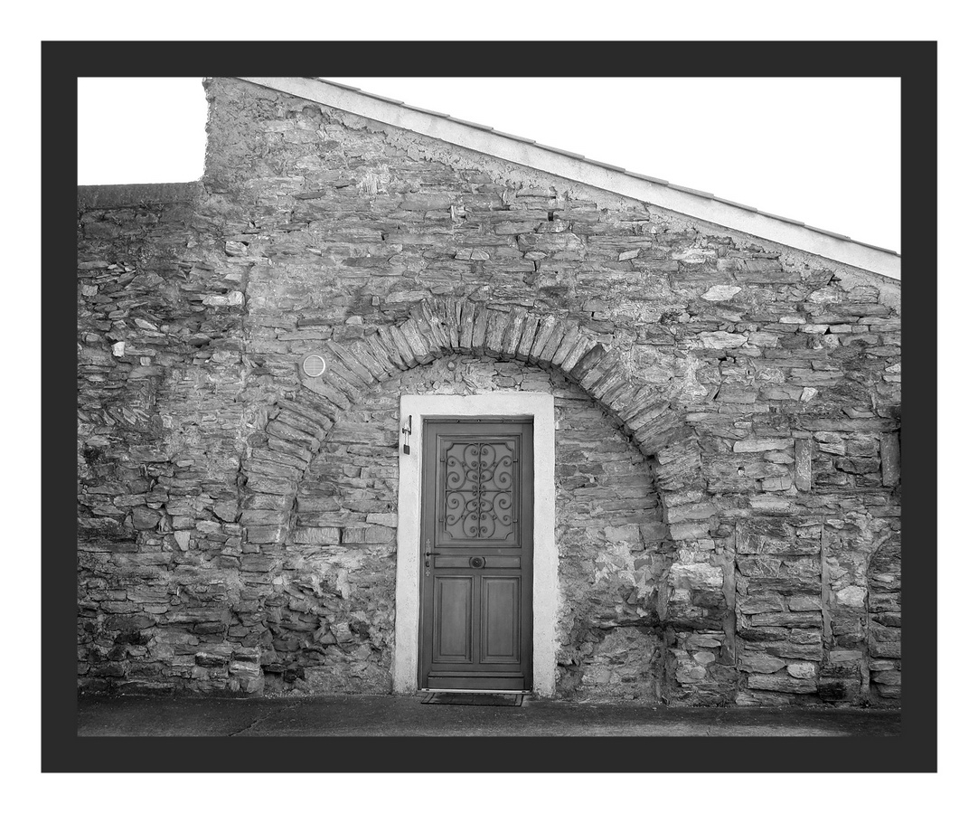 Mur et porte à Faugères