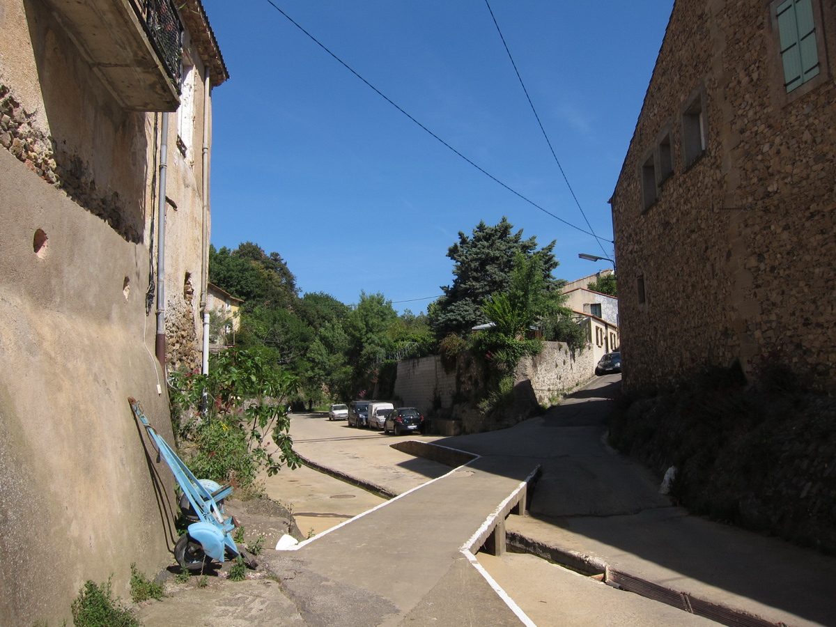 Dans cette région, les petits ruisseau peuvent devenir des grandes rivières furieuses. Les rues sont prévues pour.