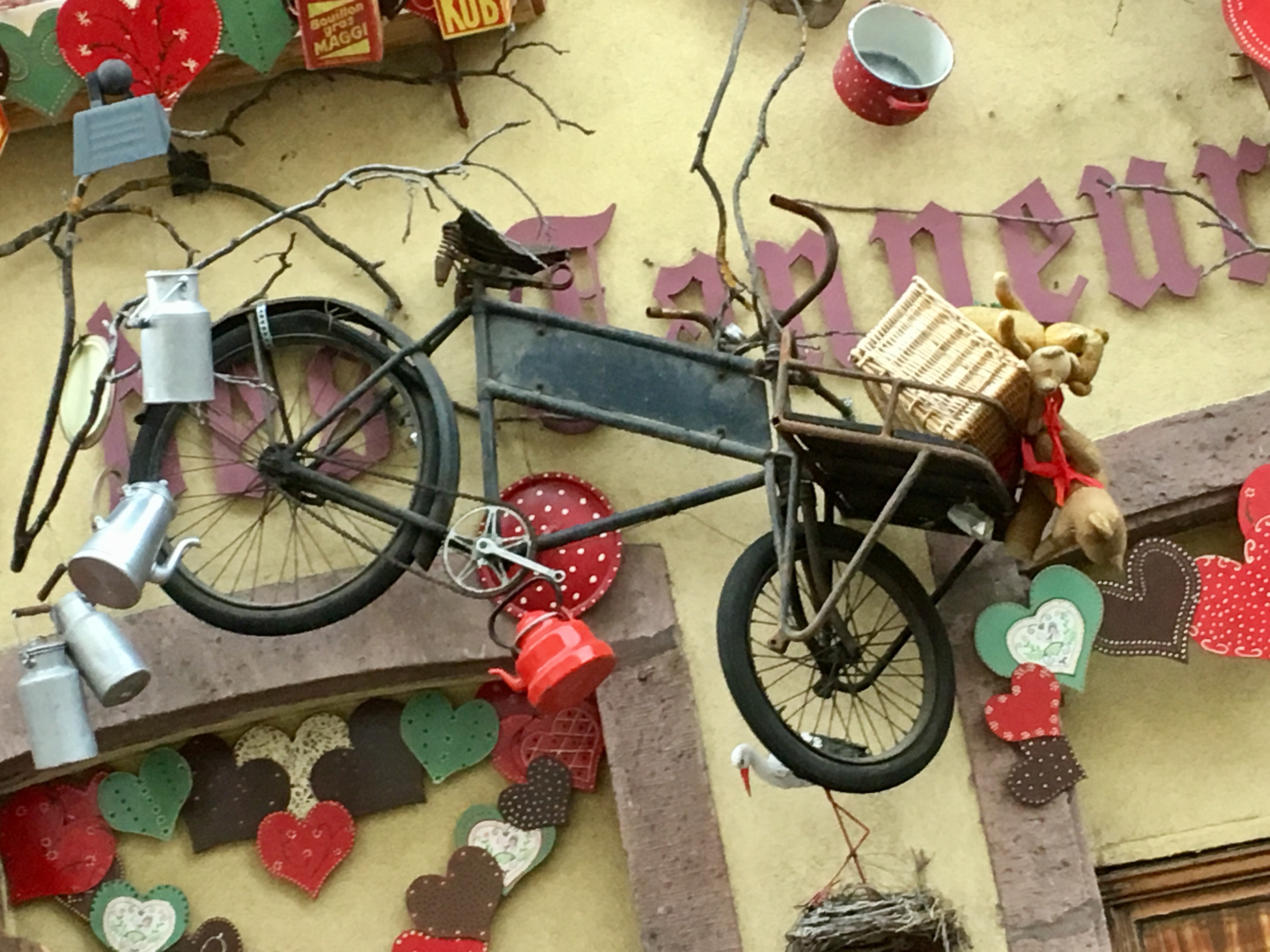 Colmar. Tout au long de ce voyage (et des voyages précédents), j'ai pris plein de photos de vélos. Vous aussi j'imagine. Il y a un sujet déjà avec ce genre de photos ?