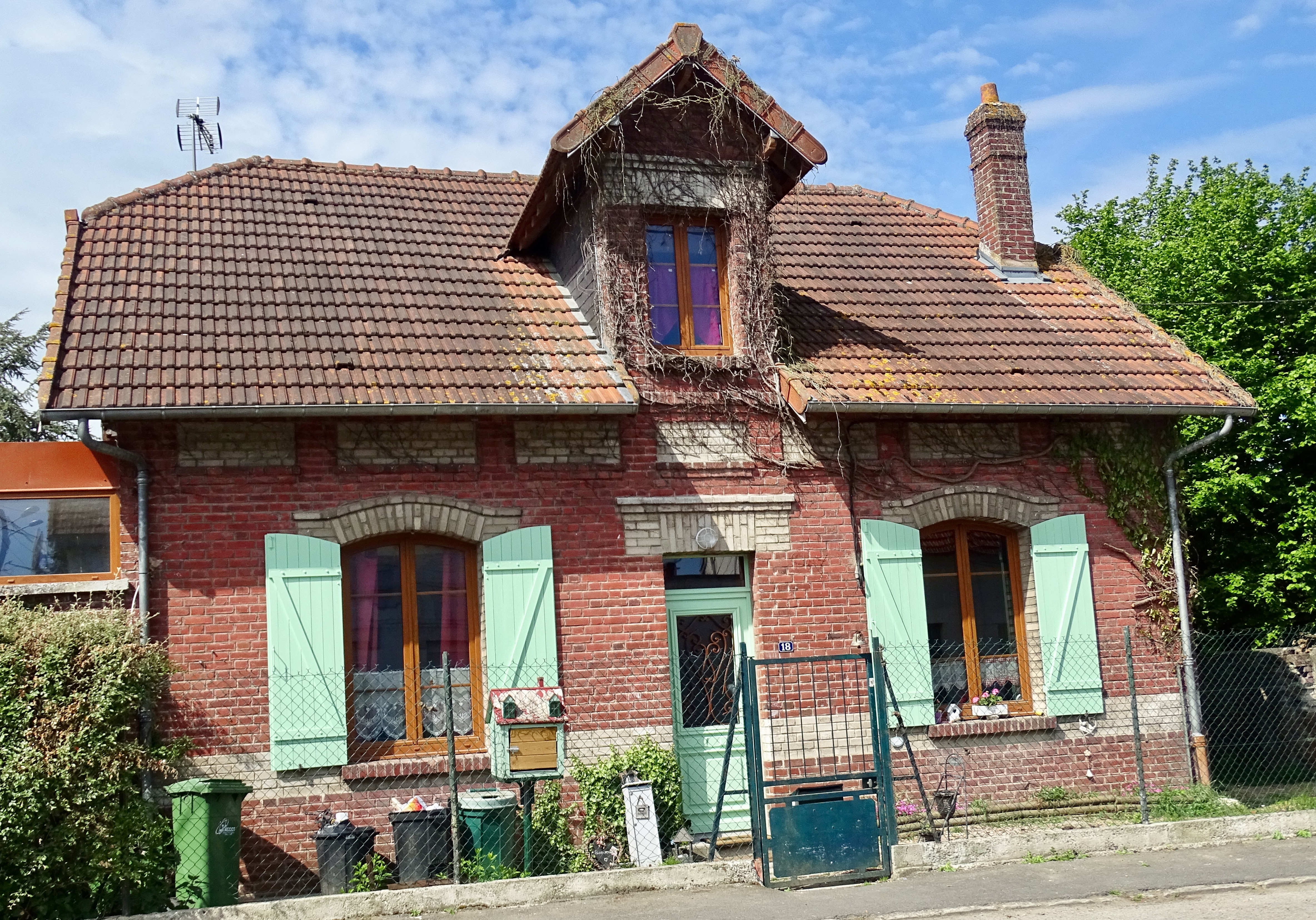 Encore une maison en briques, je les aime bien