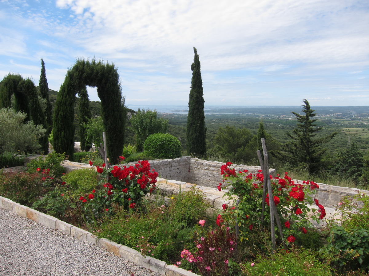 Le jardin de l'Abbaye et étang de Thau, au loin