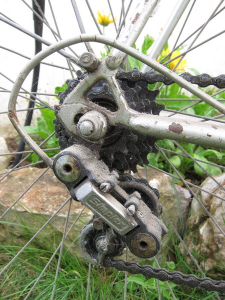 Un dérailleur qui a besoin d'un bon récurage