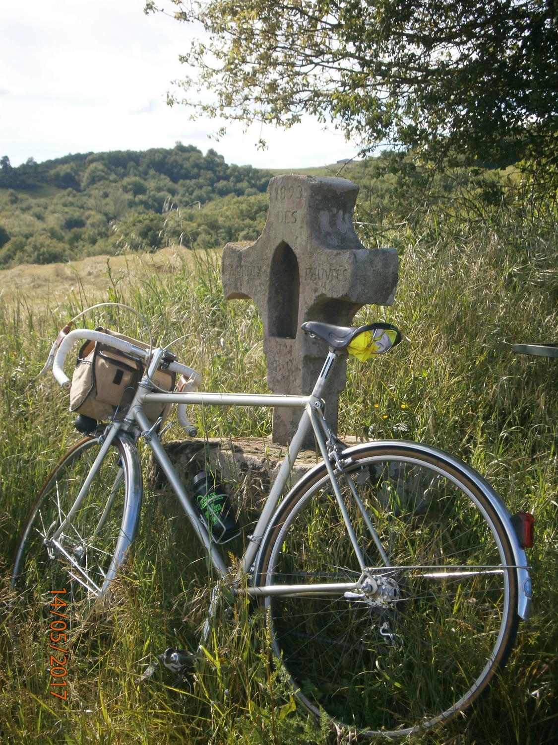 Fernande fait une pause à "La croix des pauvres" situé sur le petit col qui sépare les deux vallées du Gos.