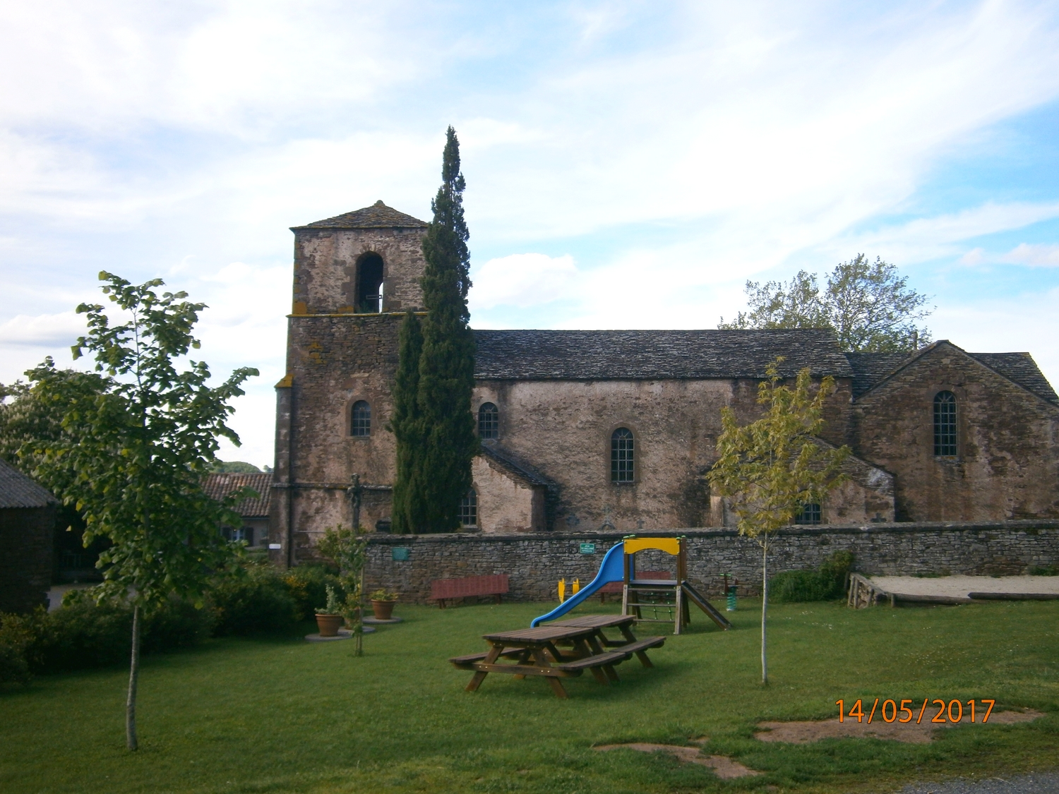 L'église désaffecté de St Juéry qui est restauré depuis quelques années par les habitants du village. L'église actuelle est juste à coté semblable à la multitude d'édifices religieux qui furent bâtit en masse vers la fin du 19eme siècle. Ce qui est surprenant c'est que l'ancienne n'ait pas servi de carrière.