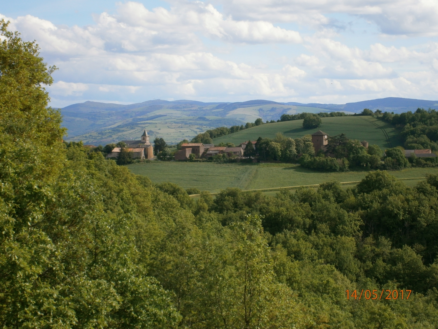 Le village et le château d'Esplas, Charles tu y était passé à coté en repartant sur Albi.