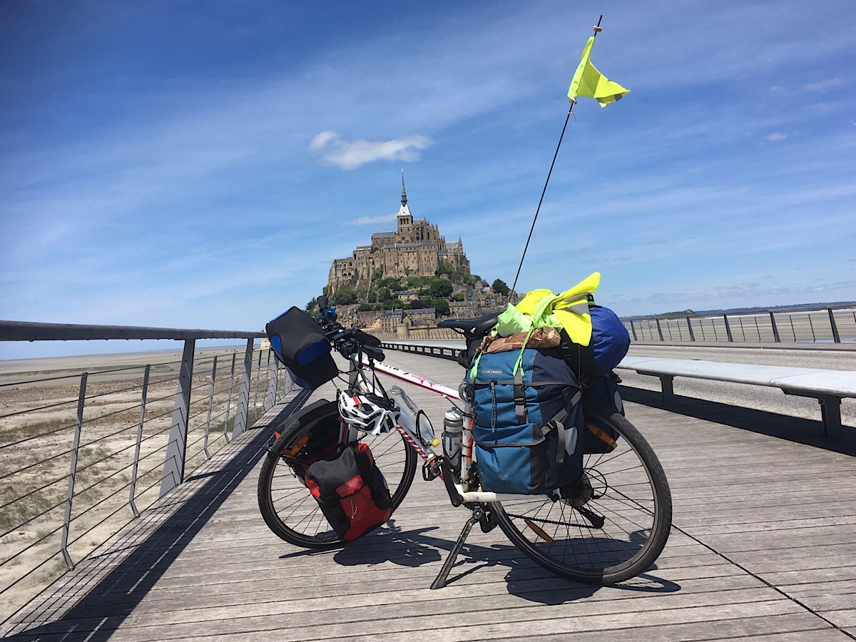 Agnès et son vélo devant le mont St Michel