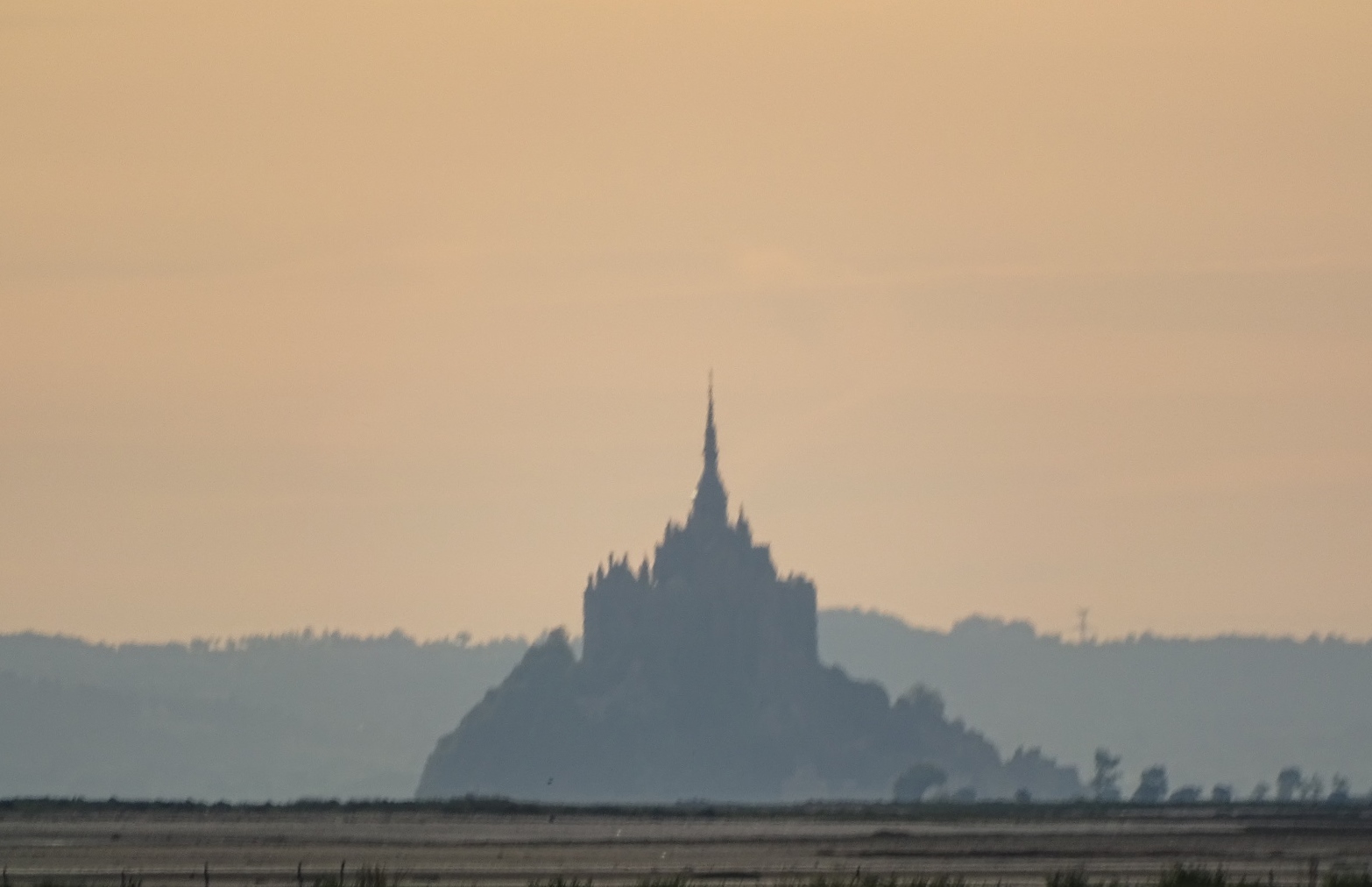 Le mont Saint-Michel au petit matin, en filant droit sur la Bretagne