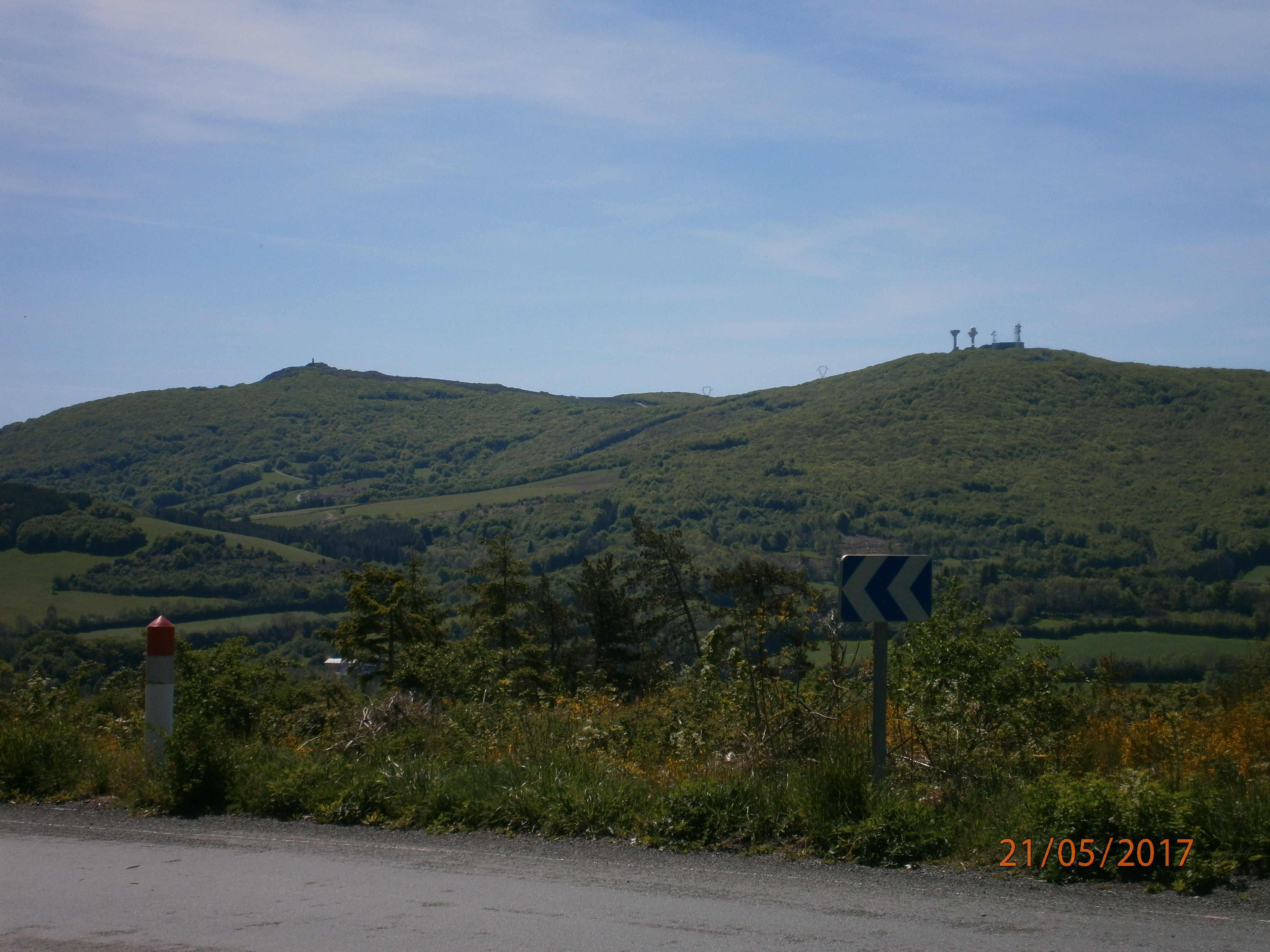 Le roc de Montalet à gauche et le Puech de Rascas à droite. entre les deux une petite route...
