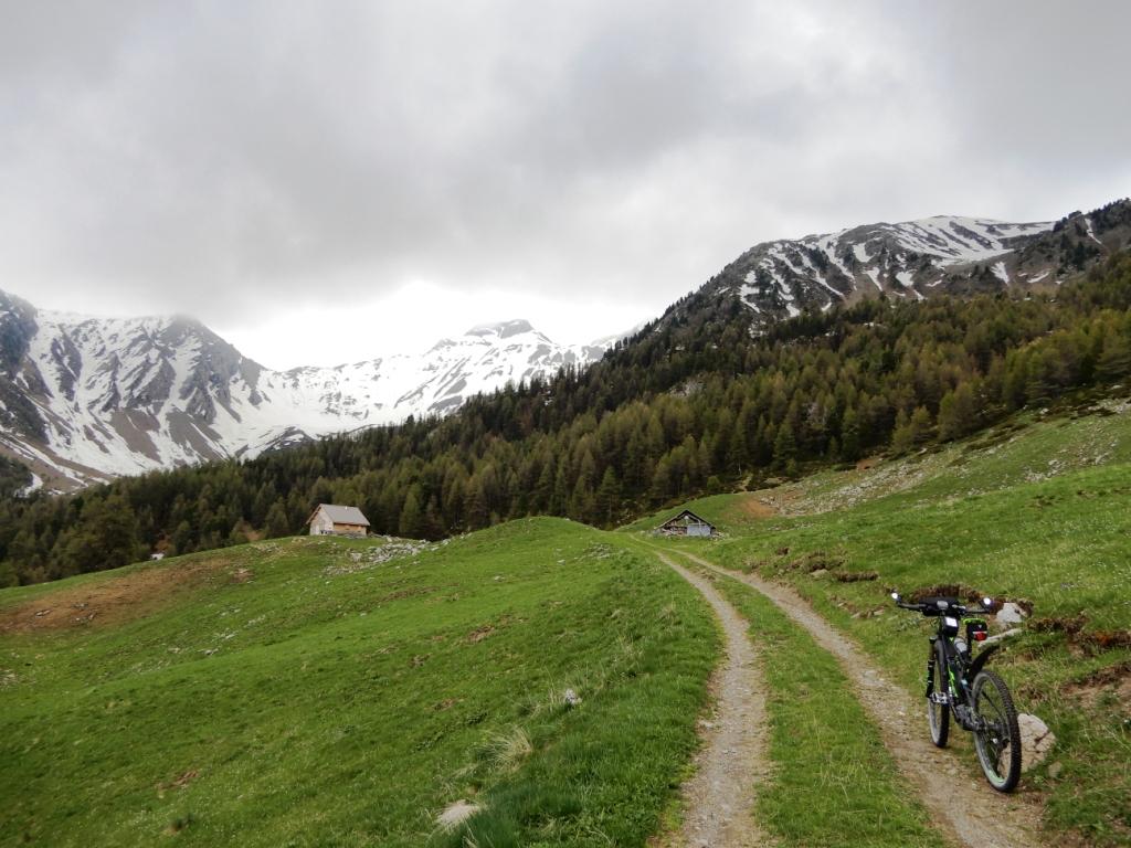 Cabane Clot La Sagne. En face Mont Pouzenc, à droite Crête du Lauzet