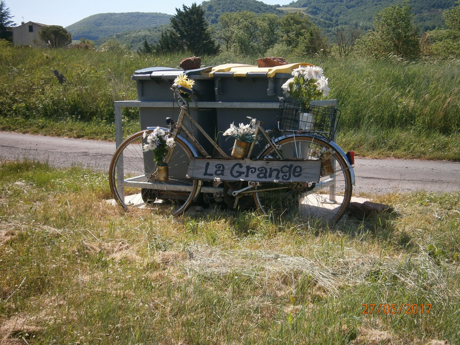 Le vélo n'est pas à jeter seulement les poubelles.