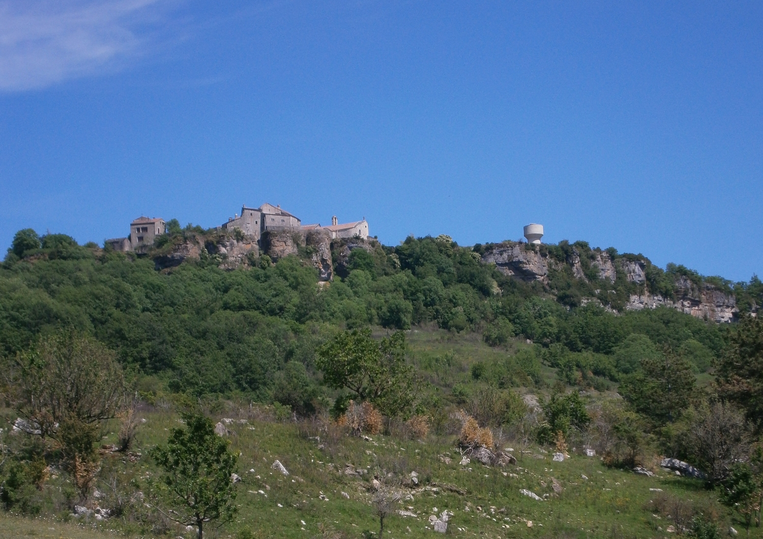 Le village de la Bastide des Fonts posé en équilibre sur le bord du plateau du Guilhomar.