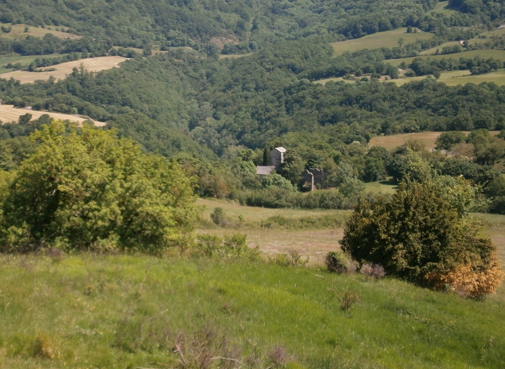 La chapelle de Bouviala dans la monté vers le causse. Elle me donnera l'occasion de revenir.