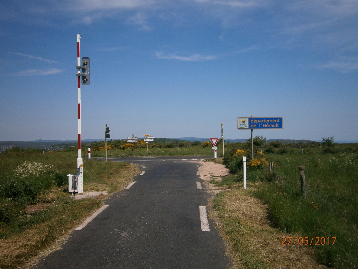 Ouf les douaniers sont partis et ont laissé la barrière ouverte alors on en profite...