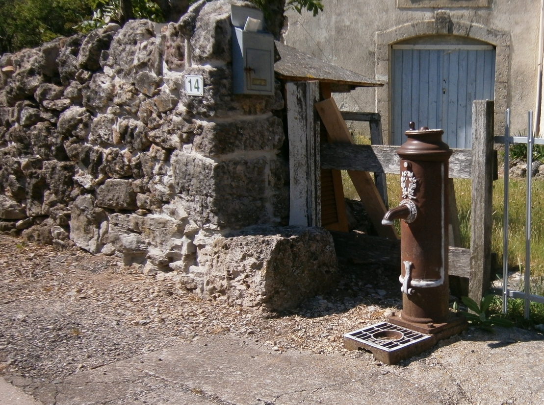 Une jolie pompe à eau dans le village des Rives mais qui ne fonctionne plus malheureusement.