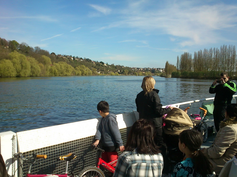 Traversée de la Seine par le bac.