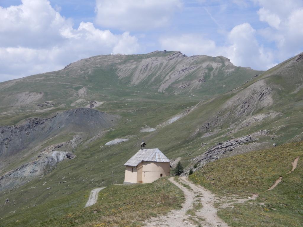 Chapelle de Clausis, au fond : Observatoire du Pic de Chateaurenard