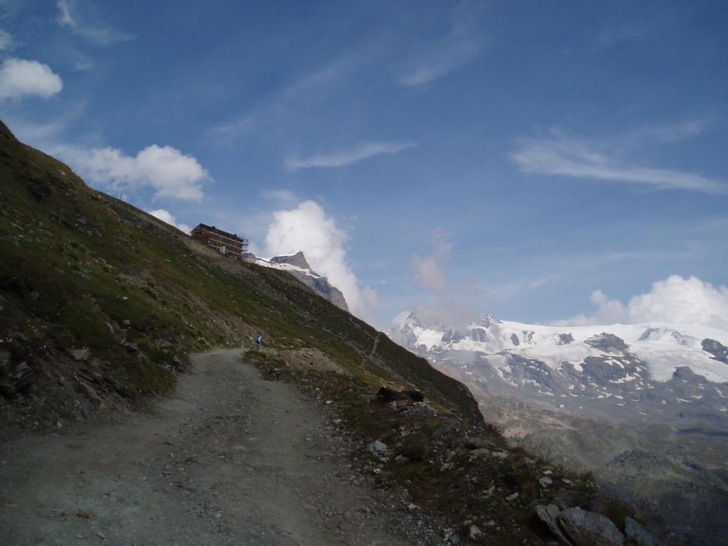 Refuge Duc des Abruzzes. Au fond, le Mont Rose