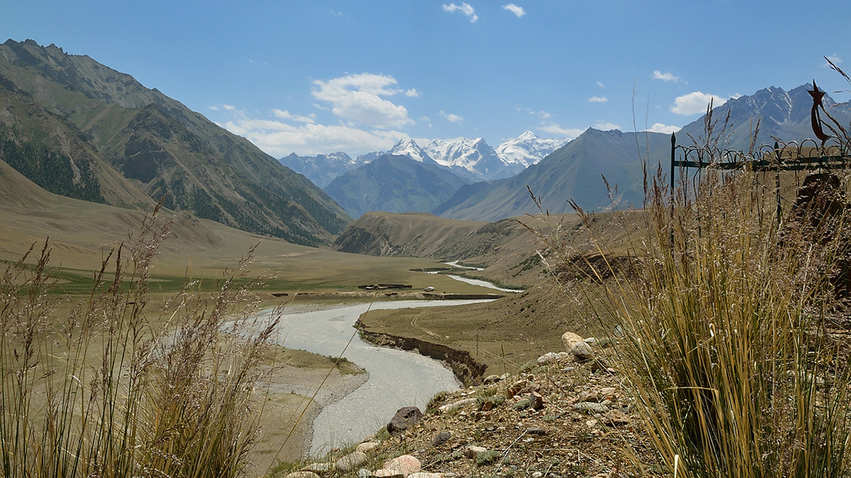 au fond, les sommets des Tian Shan (frontière Kyrgyzstan / Chine)