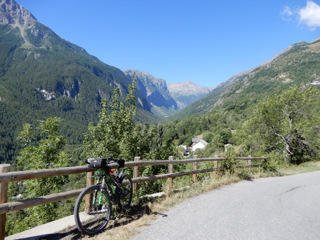 au dessus de Freissinières, au fond : Le Grand Pinier