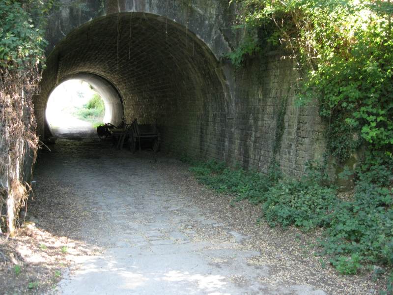 ...sous un passage obscur avec un sol pavé