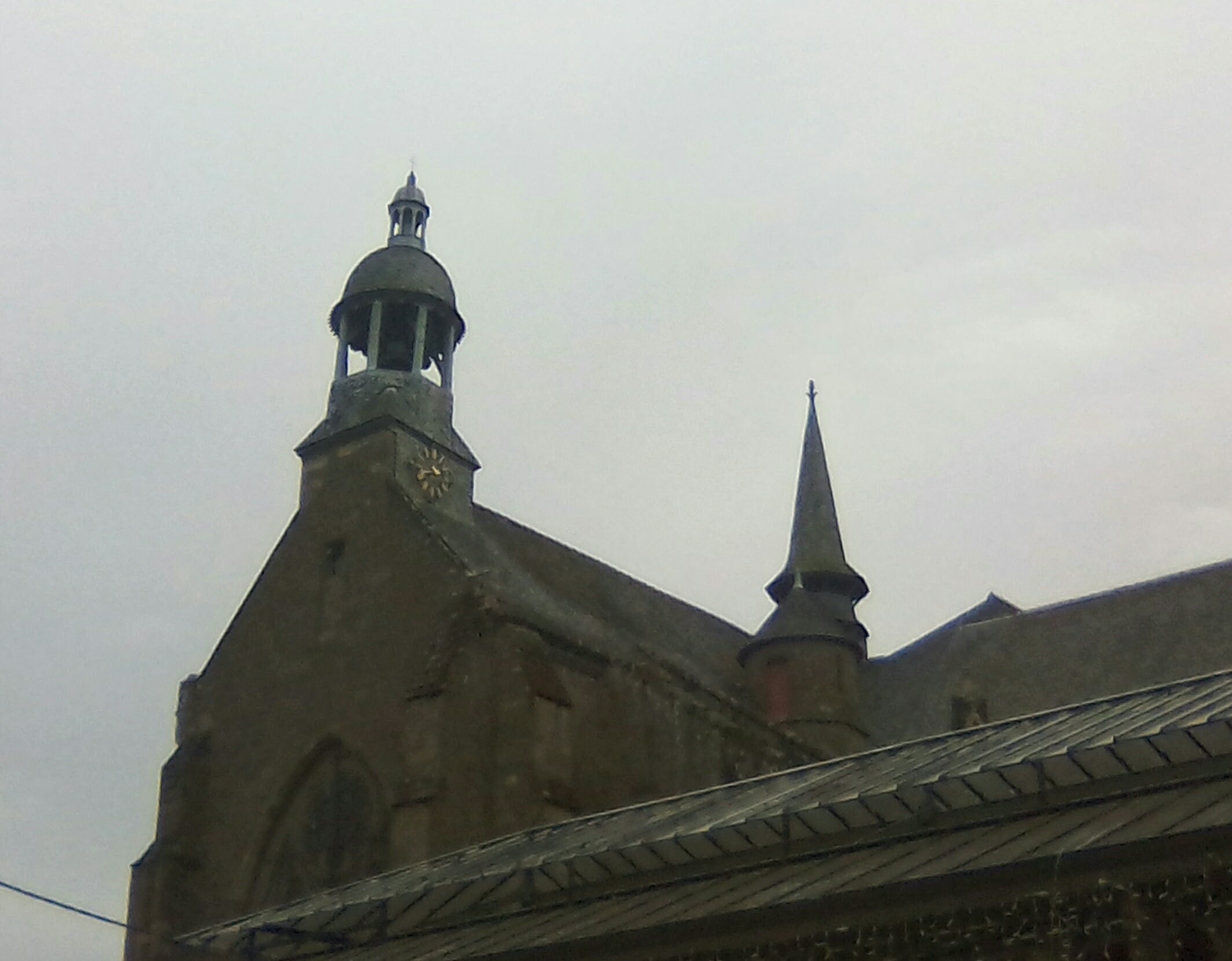 Les toits de la cathédrale de Saint Brieuc vus depuis ma pause coca.