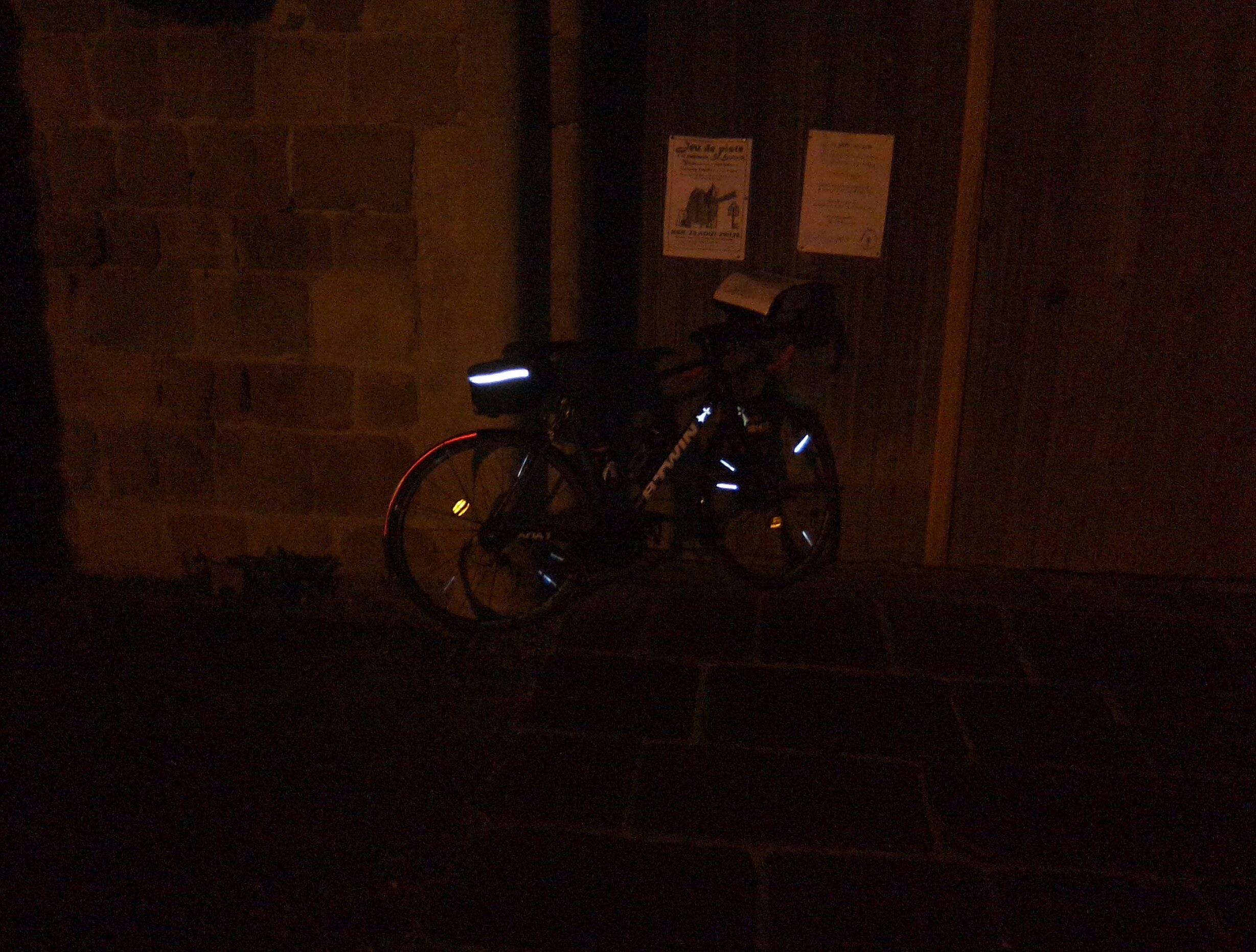 Pointage au pied de la cathédrale de Dol vers 23h40, il fait nuit et la bruine commence à mouiller