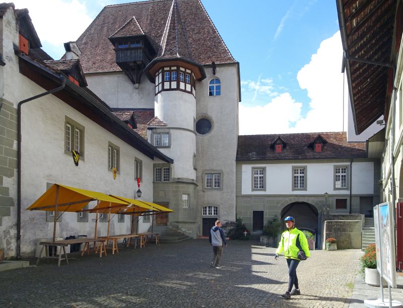 Dans la cour du chateau