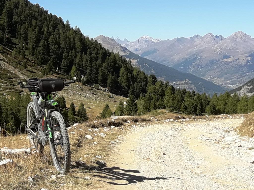 Sous le Col des Ayes. Au fond : vallée de la Guisane et Aiguilles d'Arves et Galibier