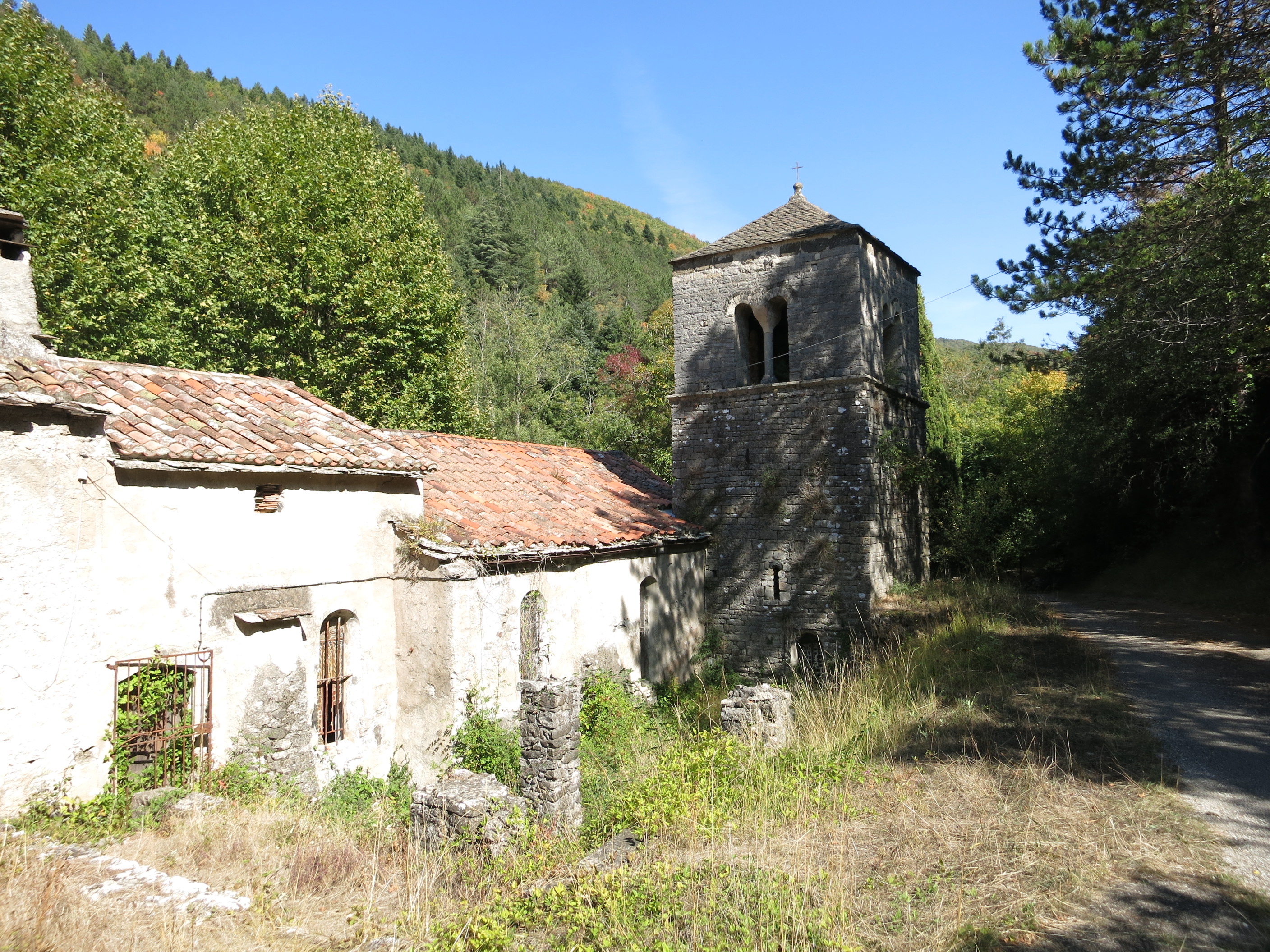 Découverte d'une chapelle à l'abandon sur la route du Laval de NIze