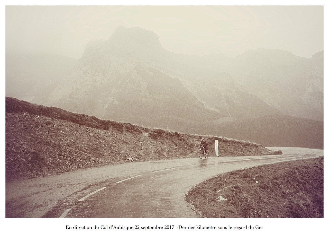 2017 09 22 En direction de l'Aubisque - CHristophe, dernier kilomètre sous le regard du Ger.jpeg