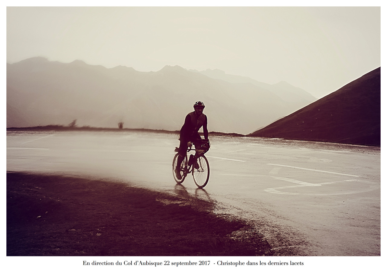 2017 09 22 En direction de l'Aubisque 16 bis- Christophe dans les derniers lacets.jpeg
