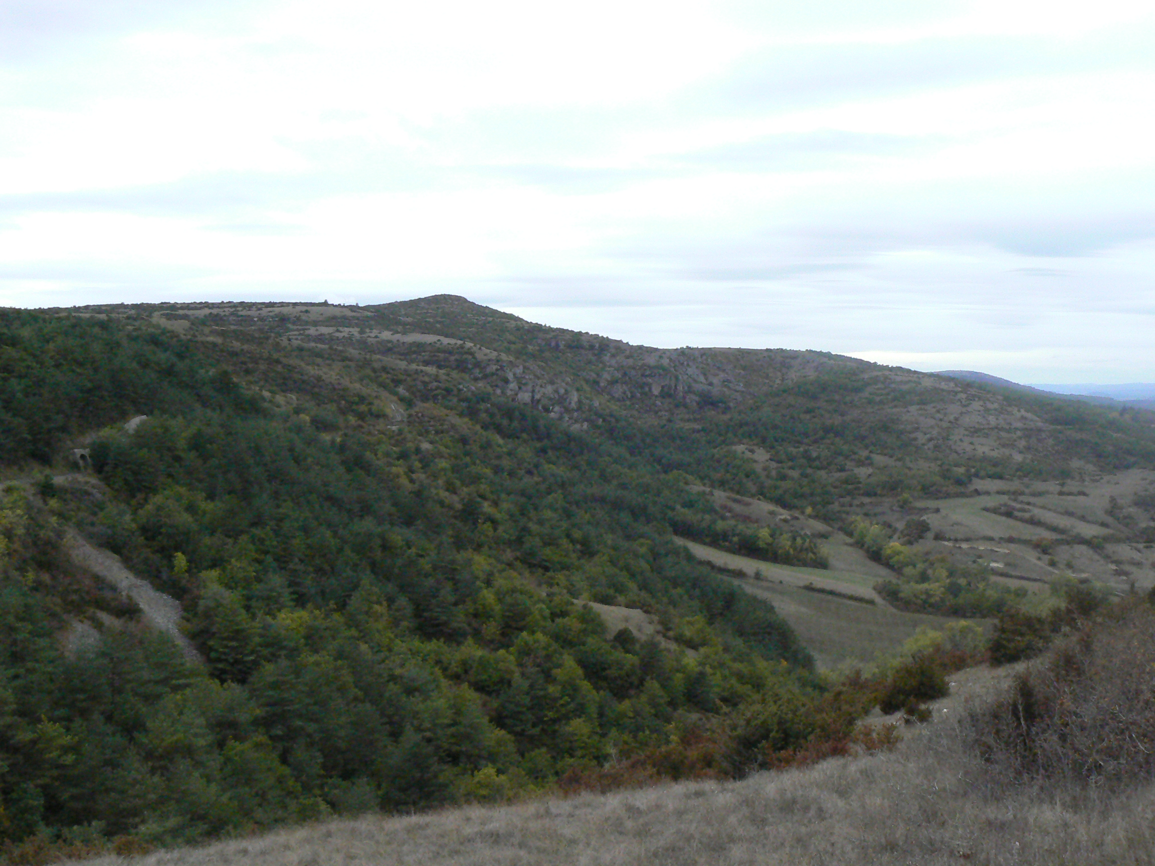 A la naissance de la vallée du Cernon avec le pic de Cougouille point culminant du Larzac avec 912m