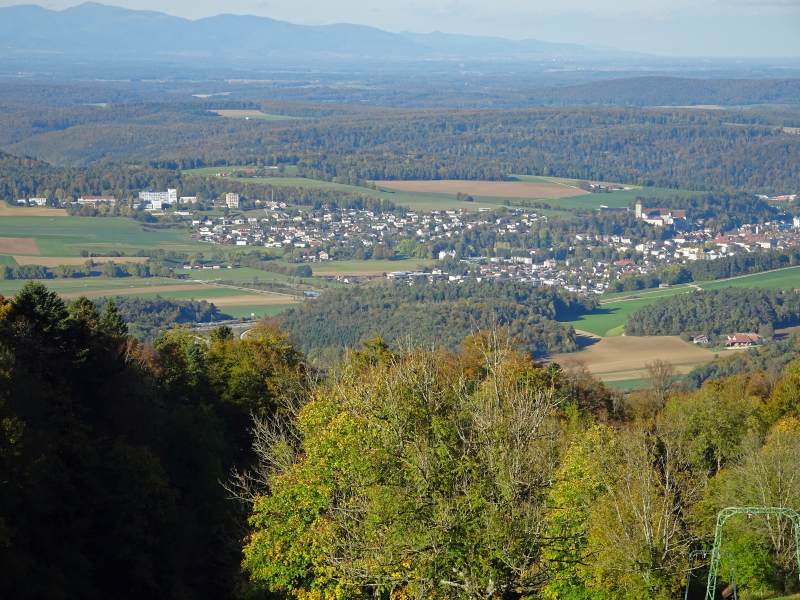 Col de Montvoie : vue sur Porrentruy et les Vosges. En haut à gauche, le Grand Ballon