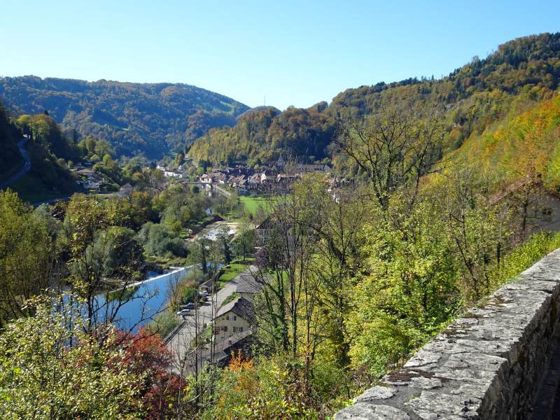 Sortant de la gare, vue sur St-Ursanne et le Doubs