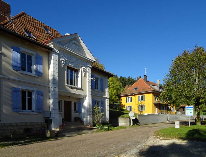 Montancy (F-25) La Frontière. Au premier plan, l'imposant bâtiment des douanes françaises ; en jaune la douane suisse.
